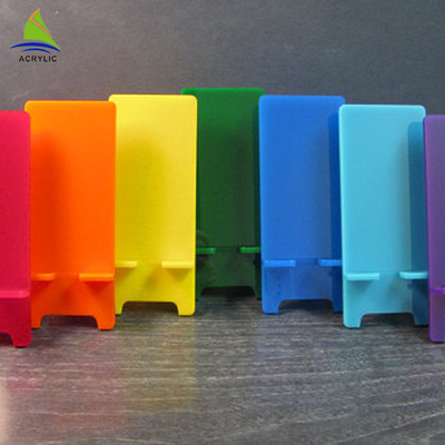 রঙিন এক্রাইলিক দোকান ডিসপ্লে Perspex এক্রাইলিক মোবাইল ফোন ধারক দেখাচ্ছে